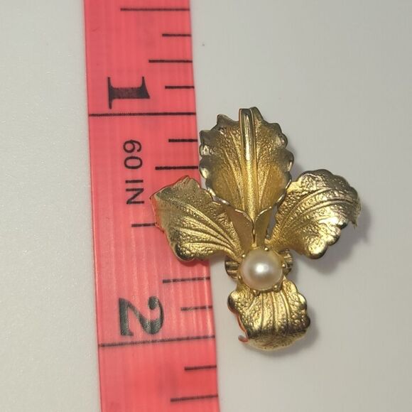Vintage Orchid Earrings Clip On Gold Toned Faux Pearl Unsigned - Picture 5 of 5